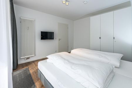 Deichhäuser Anna Küste Deichhäuser Anna Küste 7-14 Bensersiel - Schlafzimmer mit Doppelbett, Kleiderschrank und Flatscreen TV