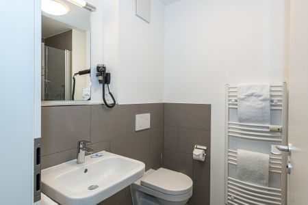 Deichhäuser Anna Küste Deichhäuser Anna Küste 7-22 Bensersiel - Badezimmer mit Dusche, Waschbecken und Spiegel