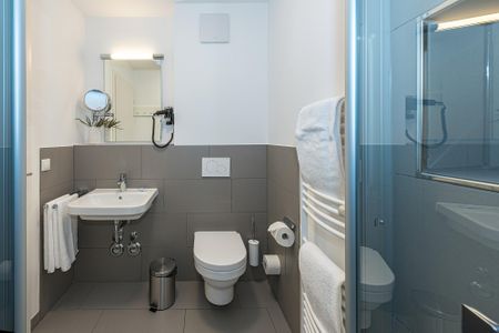 Deichhäuser Anna Küste Deichhäuser Anna Küste 7-22 Bensersiel - Badezimmer mit Dusche, Waschbecken und Spiegel