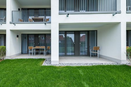 Deichhäuser Anna Küste Deichhäuser Anna Küste 8-11 Bensersiel - Terrasse mit Gartenmöbeln und Grünfläche