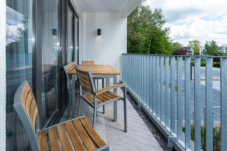 Deichhäuser Anna Küste Deichhäuser Anna Küste 8-24 Bensersiel - Überdachter Balkon mit Gartenmöbeln