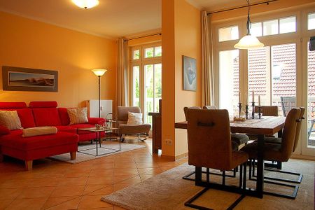 Dünenschloss Dünenschloss 1-21 Kühlungsborn - Wohn-Essbereich mit Couch und Esstisch