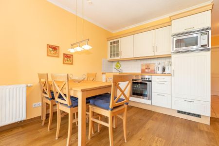 Apartmenthaus Atlantik Apartmenthaus Atlantik 205 Kühlungsborn - Küchenzeile mit Esstisch und Sitzgelegenheit