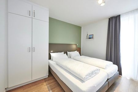Deichhäuser Anna Küste Deichhäuser Anna Küste 4-30 Bensersiel - Schlafzimmer mit Doppelbett und Kleiderschrank