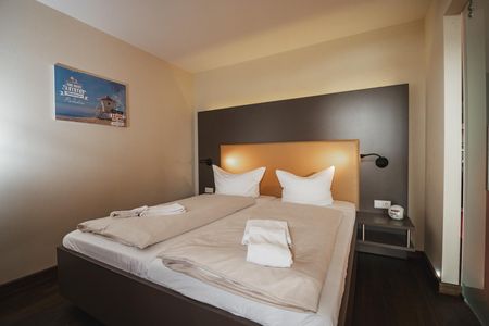 Resort Deichgraf Resort Deichgraf 27-07 Wremen - Schlafzimmer mit Doppelbett