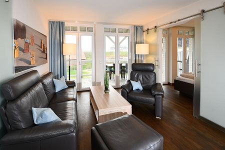 Resort Deichgraf Resort Deichgraf 31-11 Wremen - Wohn-Essbereich mit Couch