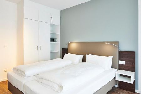 Deichhäuser Anna Küste Deichhäuser Anna Küste 2-11 Bensersiel - Schlafzimmer mit Doppelbett und Kleiderschrank