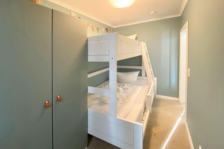 Dünenschloss Dünenschloss 2-16 Kühlungsborn - Schlafzimmer mit Etagenbett und Kleiderschrank