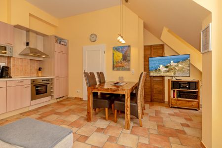 Dünenschloss Dünenschloss 2-25 Kühlungsborn - Wohn-Essbereich mit Esstisch, Sitzgelegenheit und Küchenzeile