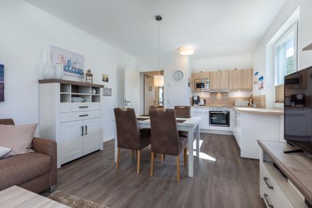 Aparthotel Ostseeallee Aparthotel Ostseeallee 2-12 Boltenhagen - Wohn-/Essbereich mit Esstisch, Sitzgelegenheiten und Küche