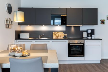 Aparthotel Ostseeallee Aparthotel Ostseeallee 2-13 Boltenhagen - Wohn-/Essbereich mit Küchenzeile