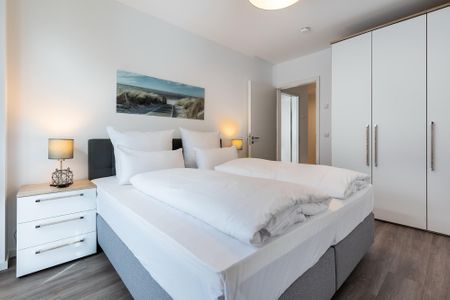 Aparthotel Ostseeallee Aparthotel Ostseeallee 2-13 Boltenhagen - Schlafzimmer mit Boxspringbett, Nachtschränke und Kleiderschrank