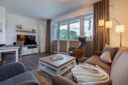 Aparthotel Ostseeallee Aparthotel Ostseeallee 2-15 Boltenhagen - Wohnbereich mit Doppelschlafcouch, Couchtisch und TV