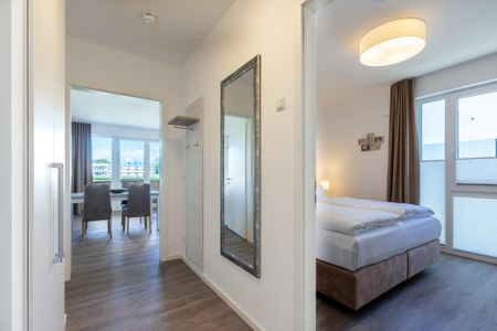 Aparthotel Ostseeallee Aparthotel Ostseeallee 2-15 Boltenhagen - Wohnbereich mit Zugang zum Schlafzimmer und Essbereich