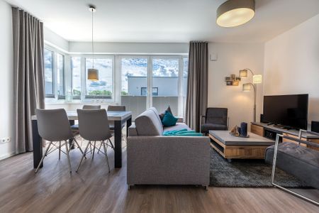 Aparthotel Ostseeallee Aparthotel Ostseeallee 2-16 Boltenhagen - Wohnbereich mit TV, Sitzgelegenheiten und Zugang zur Dachterrasse