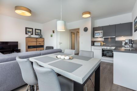 Aparthotel Ostseeallee Aparthotel Ostseeallee 2-16 Boltenhagen - Wohn-/Essbereich mit Esstisch, Sitzgelegenheiten und Küchenzeile