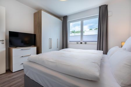 Aparthotel Ostseeallee Aparthotel Ostseeallee 2-16 Boltenhagen - Schlafzimmer mit Boxspringbett und TV