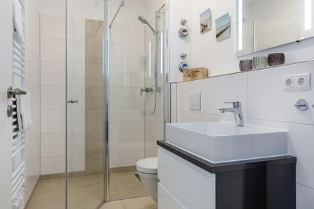 Aparthotel Ostseeallee Aparthotel Ostseeallee 2-17 Boltenhagen - Badezimmer mit Dusche, Waschtisch und Spiegel