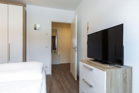 Aparthotel Ostseeallee Aparthotel Ostseeallee 2-18 Boltenhagen - Schlafzimmer mit Boxspringbett und TV