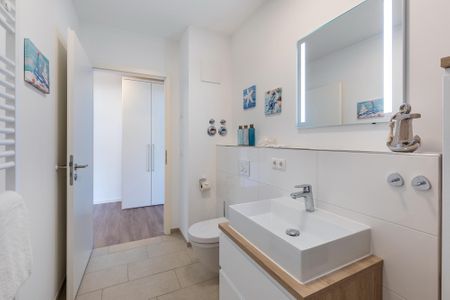 Aparthotel Ostseeallee Aparthotel Ostseeallee 2-18 Boltenhagen - Badezimmer mit Waschtisch, Spiegel und WC