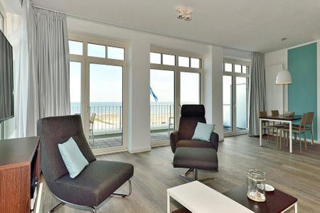 Aparthotel Anna Düne Aparthotel Anna Düne 1-18 Wangerooge - Wohn/ Essbereich mit zwei Sessel und Tisch