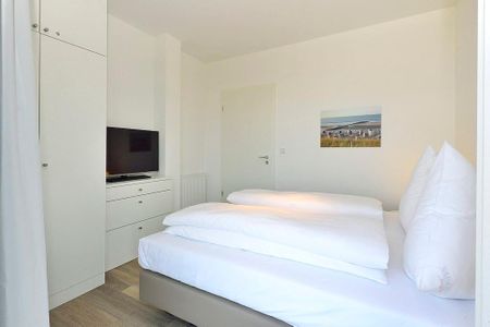 Aparthotel Anna Düne Aparthotel Anna Düne 1-18 Wangerooge - Schlafzimmer mit Doppelbett und Fernseher