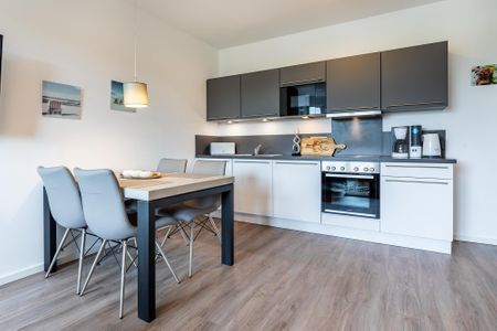 Aparthotel Ostseeallee Aparthotel Ostseeallee 3-24 Boltenhagen - Wohn-/Essbereich mit Küchenzeile, Esstisch und Sitzgelegenheiten