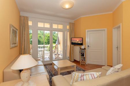 Dünenschloss Dünenschloss 1-08 Kühlungsborn - Wohn-Essbereich mit Couch und Flatscreen-TV