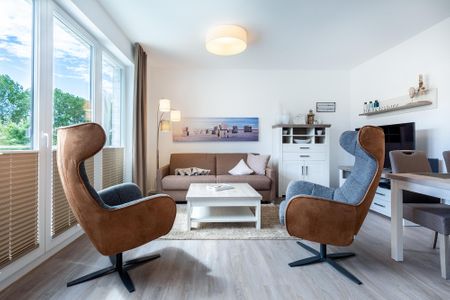 Aparthotel Ostseeallee Aparthotel Ostseeallee 4-34 Boltenhagen - Wohn-/Essbereich mit Sitzgelegenheiten und Zugang zum Balkon