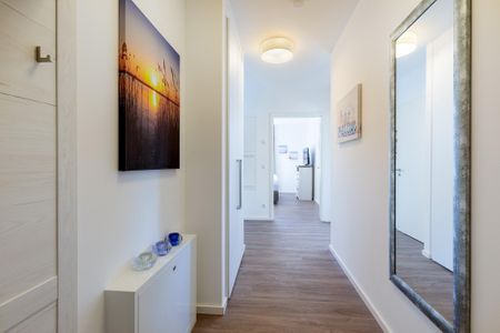 Aparthotel Ostseeallee Aparthotel Ostseeallee 4-34 Boltenhagen - Flur mit Spiegel und Blick zum Schlafzimmer