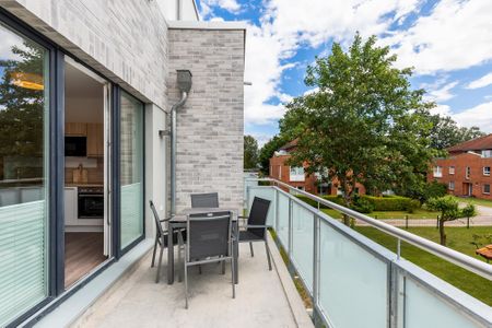 Aparthotel Ostseeallee Aparthotel Ostseeallee 4-34 Boltenhagen - Balkon mit Tisch, Sitzgelegenheiten und Zugang zum Wohnbereich