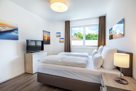 Aparthotel Ostseeallee Aparthotel Ostseeallee 4-37 Boltenhagen - Schlafzimmer mit Boxspringbett (1,80 x 2,00 m) und TV