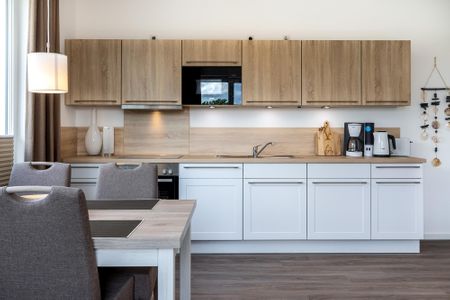 Aparthotel Ostseeallee Aparthotel Ostseeallee 4-38 Boltenhagen - Küchenzeile mit Backofen, Geschirrspüler und Mikrowelle