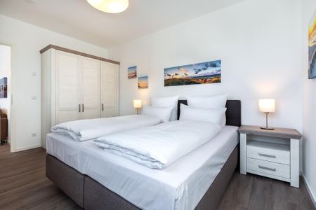 Aparthotel Ostseeallee Aparthotel Ostseeallee 4-38 Boltenhagen - Schlafzimmer mit Boxspringbett und Kleiderschrank