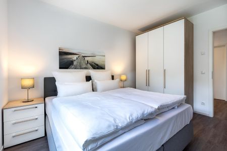 Aparthotel Ostseeallee Aparthotel Ostseeallee 5-43 Boltenhagen - Schlafzimmer "2" mit Boxspringbett (1,80x2,00m) und Kleiderschrank