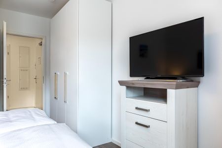 Aparthotel Ostseeallee Aparthotel Ostseeallee 5-46 Boltenhagen - Schlafzimmer "2" mit Boxspringbett und TV