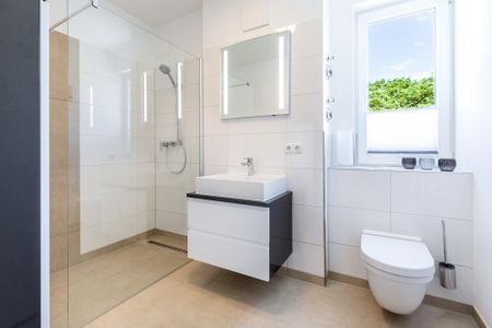 Aparthotel Ostseeallee Aparthotel Ostseeallee 5-47 Boltenhagen - Badezimmer "1" mit Dusche, Waschtisch, Spiegel, WC und Fenster
