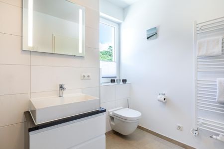 Aparthotel Ostseeallee Aparthotel Ostseeallee 5-47 Boltenhagen - Badezimmer "1" mit Waschtisch, Spiegel und WC