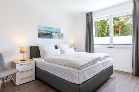 Aparthotel Ostseeallee Aparthotel Ostseeallee 5-47 Boltenhagen - Schlafzimmer "2" mit Boxspringbett (1,80x2,00m) und Stuhl