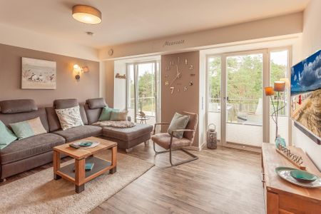 Haus Stubnitz Binz-Prora Haus Stubnitz "Meerzeit" 2.4 Rügen - Wohn-Essbereich mit Couch