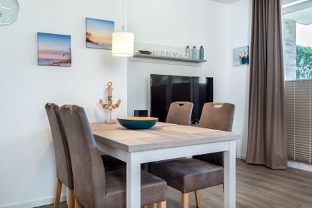 Aparthotel Ostseeallee Aparthotel Ostseeallee 2-11 Boltenhagen - Wohn-/Essbereich mit Esstisch und Sitzgelegenheiten
