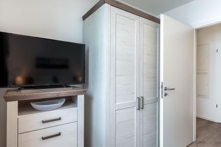 Aparthotel Ostseeallee Aparthotel Ostseeallee 2-11 Boltenhagen - Schlafzimmer mit Kleiderschrank und TV