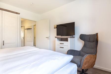 Aparthotel Ostseeallee Aparthotel Ostseeallee 3-19 Boltenhagen - Schlafzimmer mir TV und Sessel