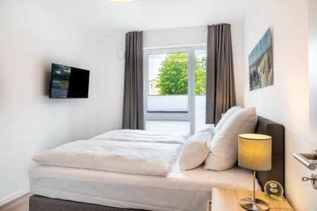Aparthotel Ostseeallee Aparthotel Ostseeallee 3-20 Boltenhagen - Schlafzimmer mit Boxspringbett (1,80 x 2,00 m) und TV