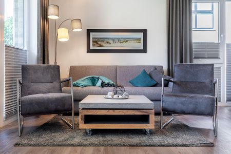 Aparthotel Ostseeallee Aparthotel Ostseeallee 3-22 Boltenhagen - Wohn-/Essbereich mit Doppelschlafcouch und Sessel