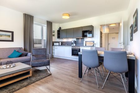 Aparthotel Ostseeallee Aparthotel Ostseeallee 3-22 Boltenhagen - Wohn-/Essbereich mit Esstisch und Küchenzeile