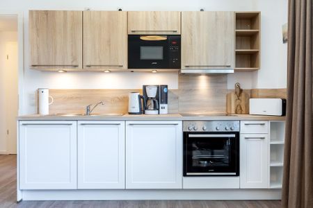 Aparthotel Ostseeallee Aparthotel Ostseeallee 4-30 Boltenhagen - Küchenzeile mit Backofen, Mikrowelle und Geschirrspüler