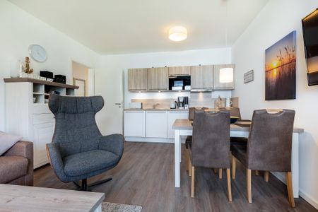 Aparthotel Ostseeallee Aparthotel Ostseeallee 4-31 Boltenhagen - Wohn-/Essbereich mit Küchenzeile und Sitzgelegenheiten