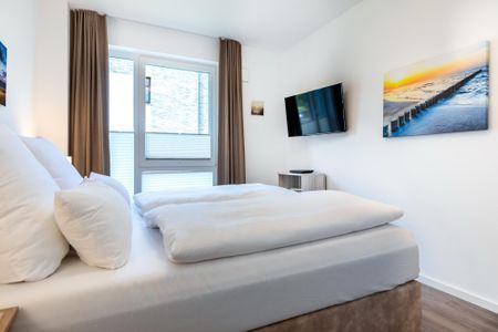 Aparthotel Ostseeallee Aparthotel Ostseeallee 4-31 Boltenhagen - Schlafzimmer mit Boxspringbett und TV