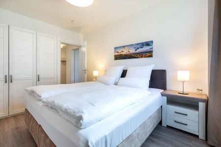 Aparthotel Ostseeallee Aparthotel Ostseeallee 4-31 Boltenhagen - Schlafzimmer mit Boxspringbett und Kleiderschrank